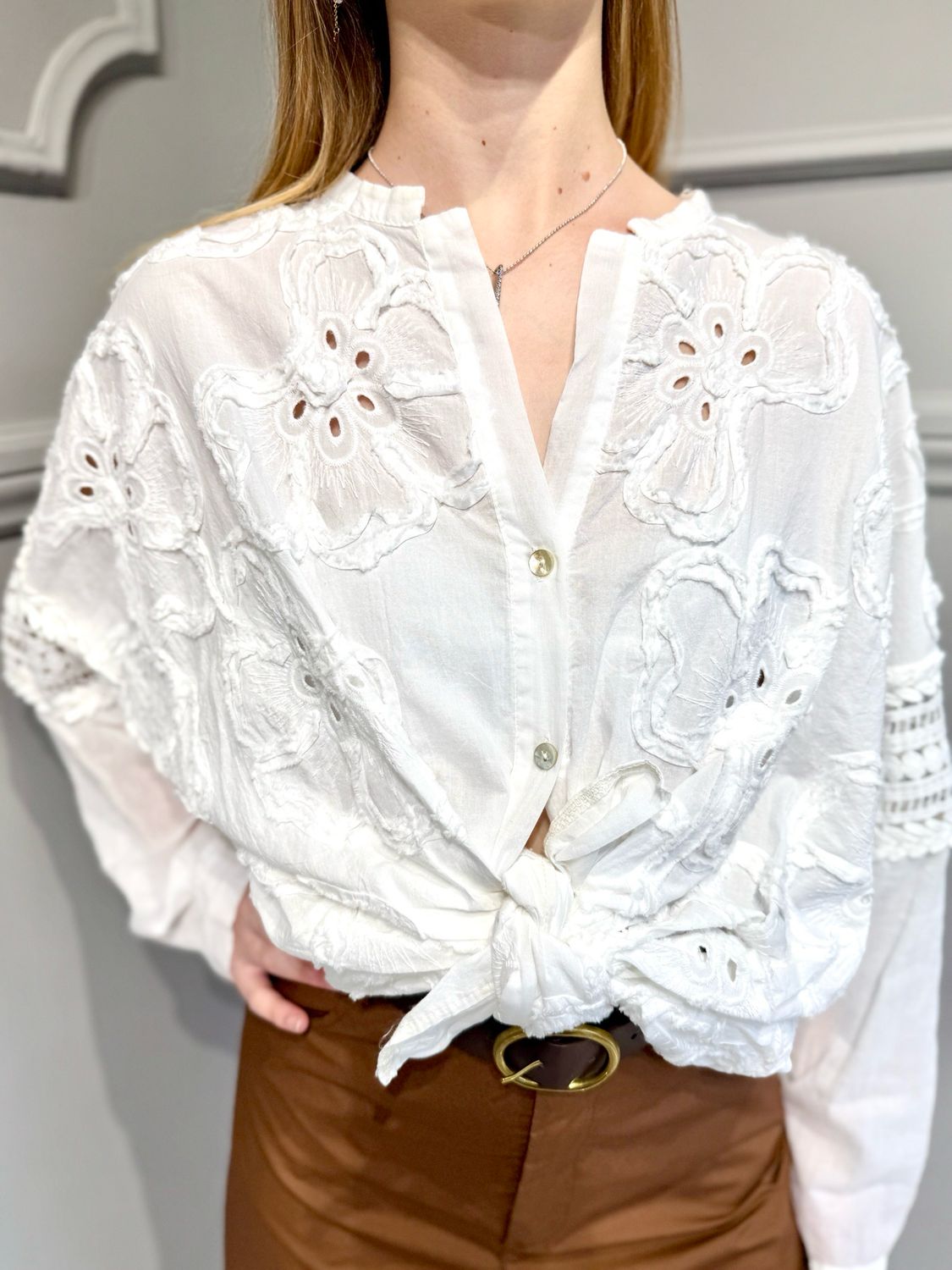 MOTEL - camicia in mussola di cotone con ricami s25ca84 - bianco