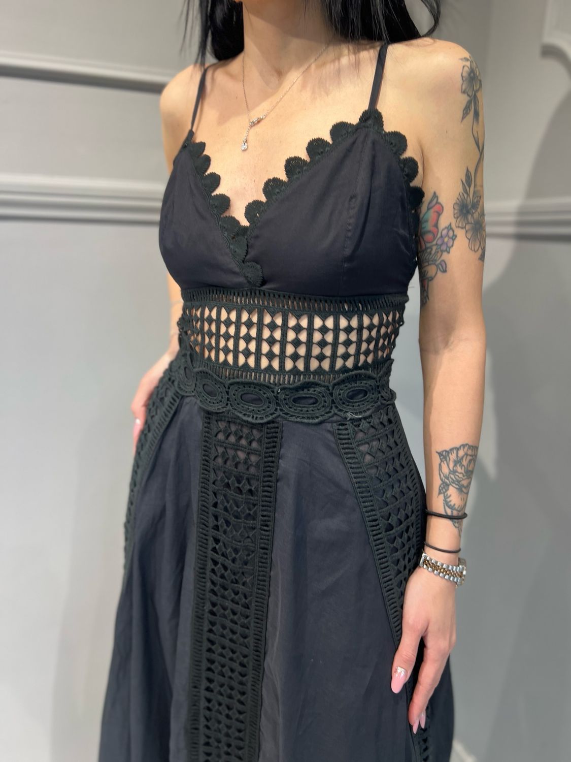 TENSIONE IN - abito lungo con bretelle in pizzo macrame’ 36753 - nero