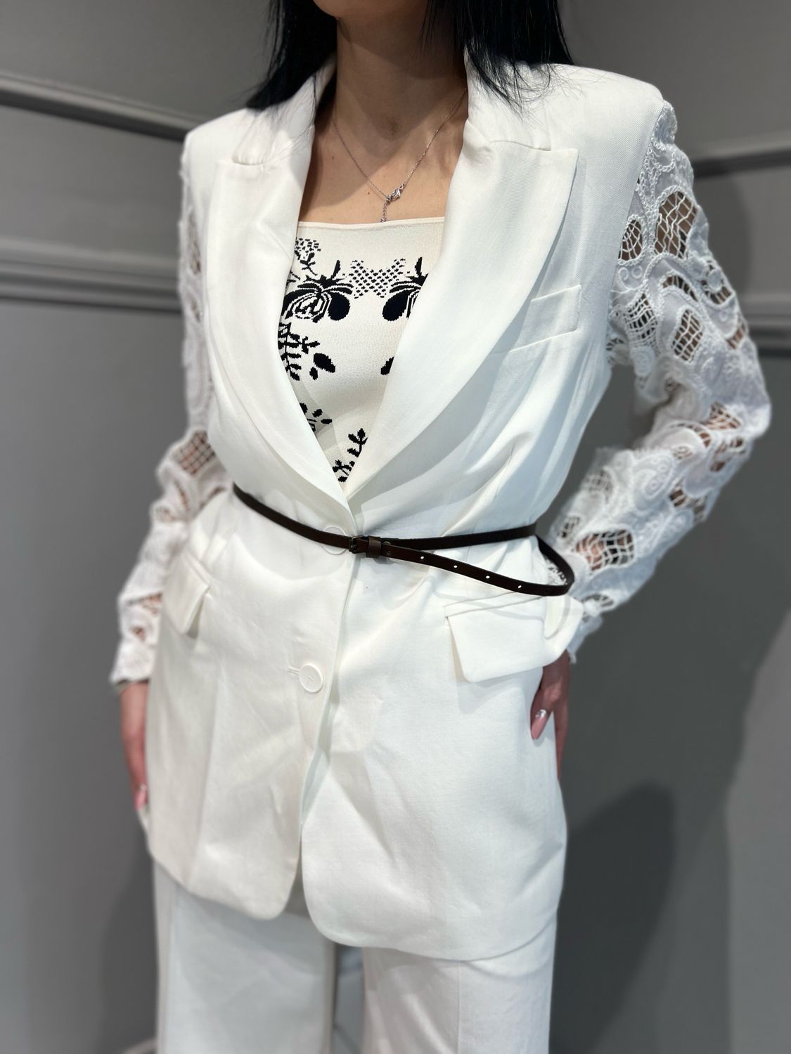 TENSIONE IN - giacca con cintura e maniche in pizzo macrame’ S253A49 - panna