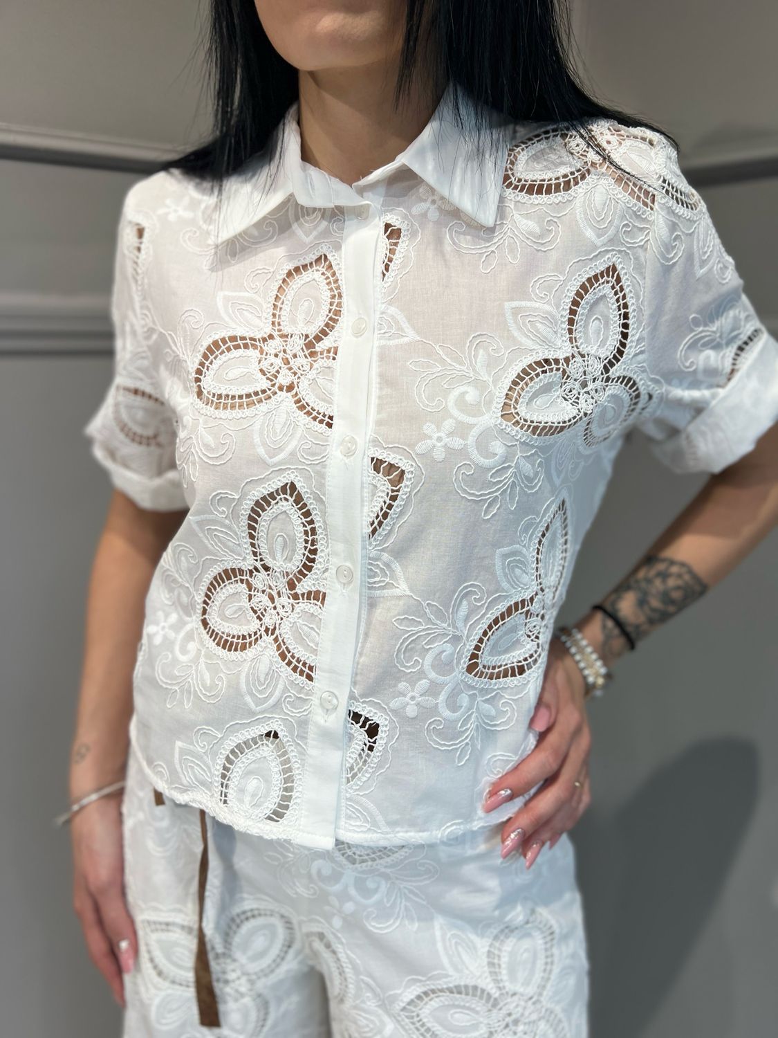MOTEL - camicia a maniche corte in cotone con ricami S25CB87 - bianco