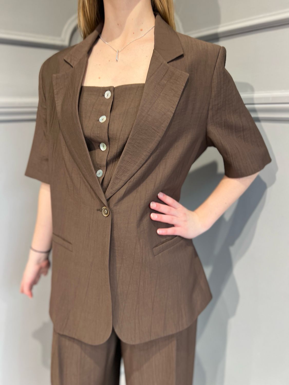 TENSIONE IN- giacca in viscosa in tessuto goffrato maniche corte 25B7625 - moro