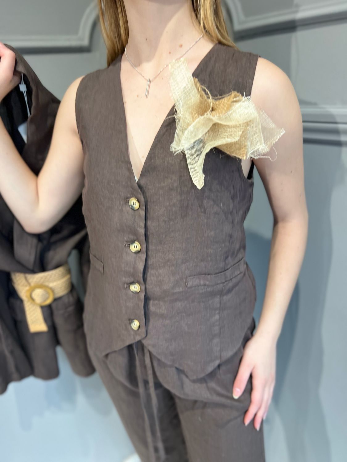 MOTEL - gilet in puro lino con spilla e laccetto regolabile dietro S25J760 - cocco