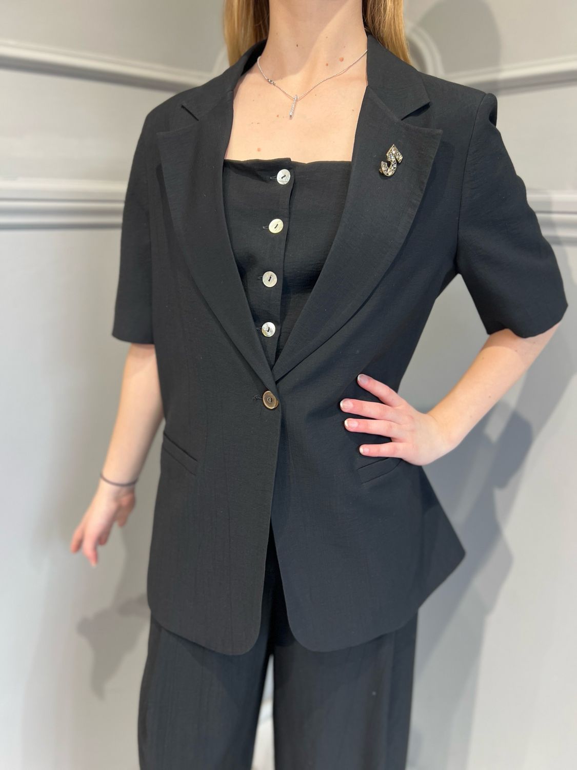 TENSIONE IN - giacca mezza manica in viscosa goffrata 25B7625 - nero