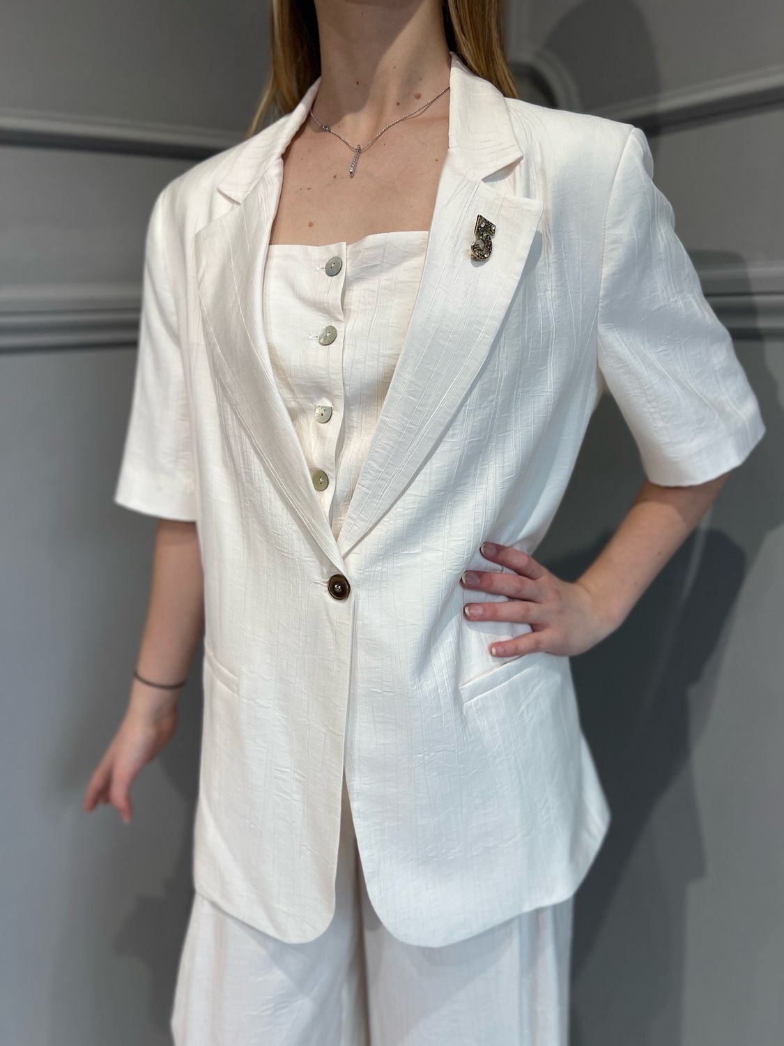 TENSIONE IN - giacca in viscosa in tessuto goffrato con spilla 25B7625 - panna