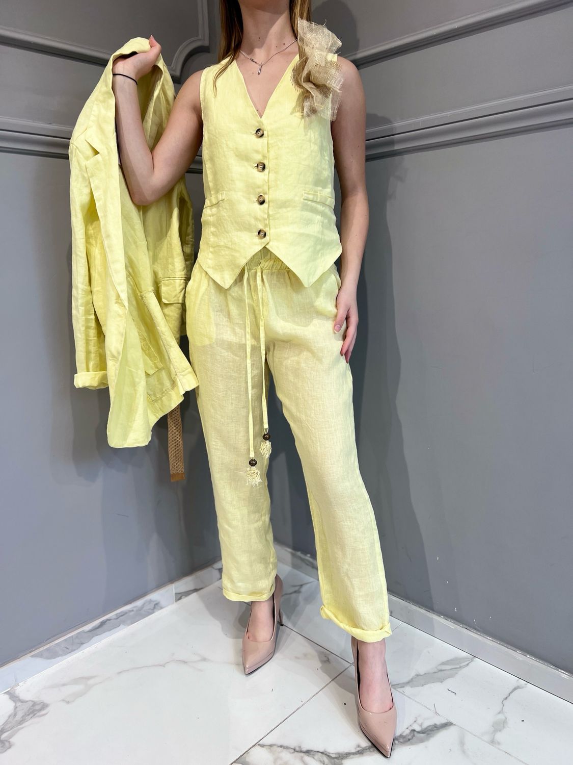 MOTEL - gilet in puro lino con spilla e martingala S25J 860 - giallino