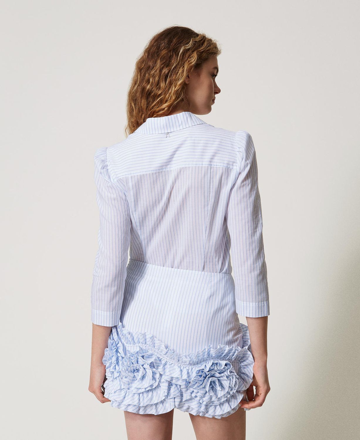 TWINSET ACTITUDE - Minigonna in popeline a righe con rose - BIANCO/CELESTE