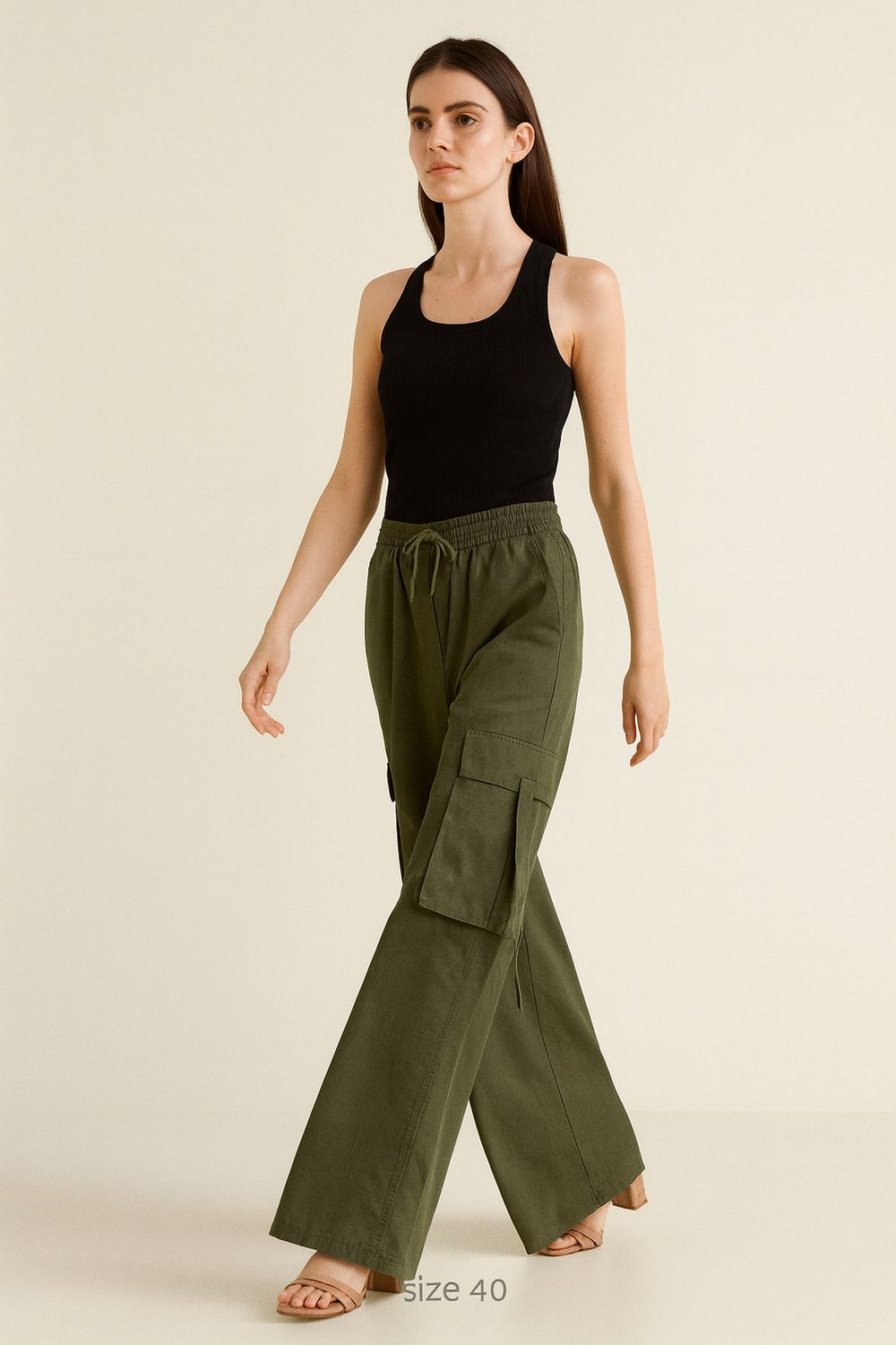 TENSIONE IN - pantalone palazzo con tasconi e elastici in vita W25P473 - verde militare