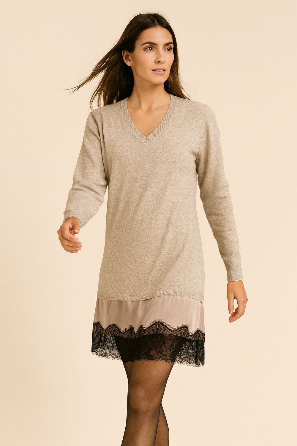 VICOLO - maglia/mini abito a Vin maglia raso e pizzo 2219F - beige chiaro VICOLO - maglia/mini abito a Vin maglia raso e pizzo 2219F - beige chiaro