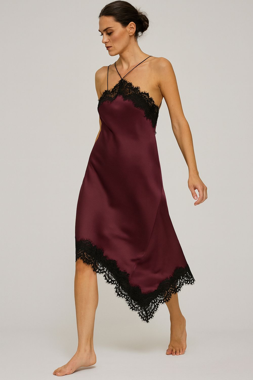 MOTEL - Abito asimmetrico a raso con inserti in pizzo W25A445 - Melanzana MOTEL - Abito asimmetrico a raso con inserti in pizzo W25A445 - Melanzana