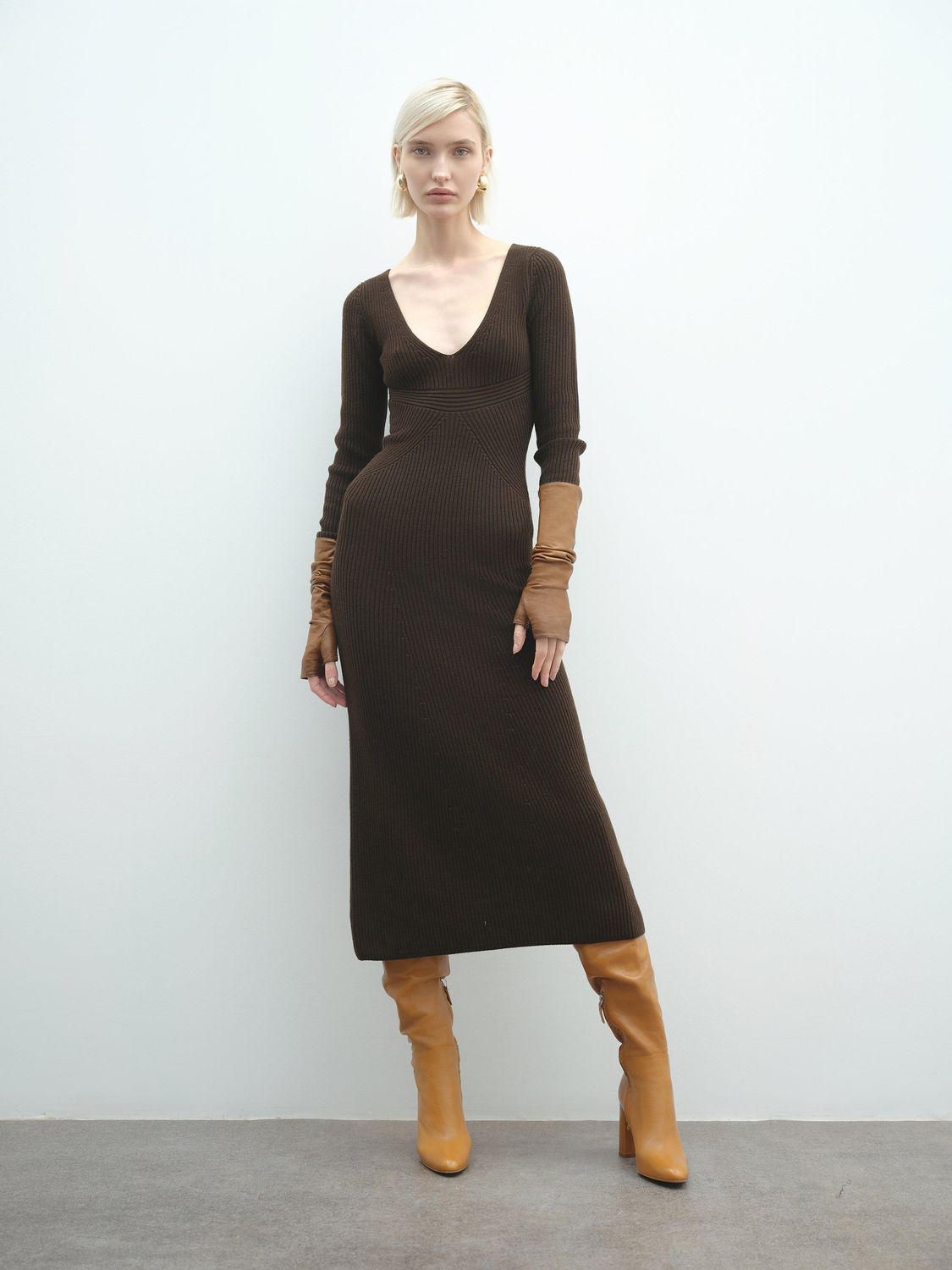 Abito lungo AKEP a manica lunga con scollo a "V" VSKD11032_MORO Abito lungo AKEP a manica lunga con scollo a "V" VSKD11032_MORO