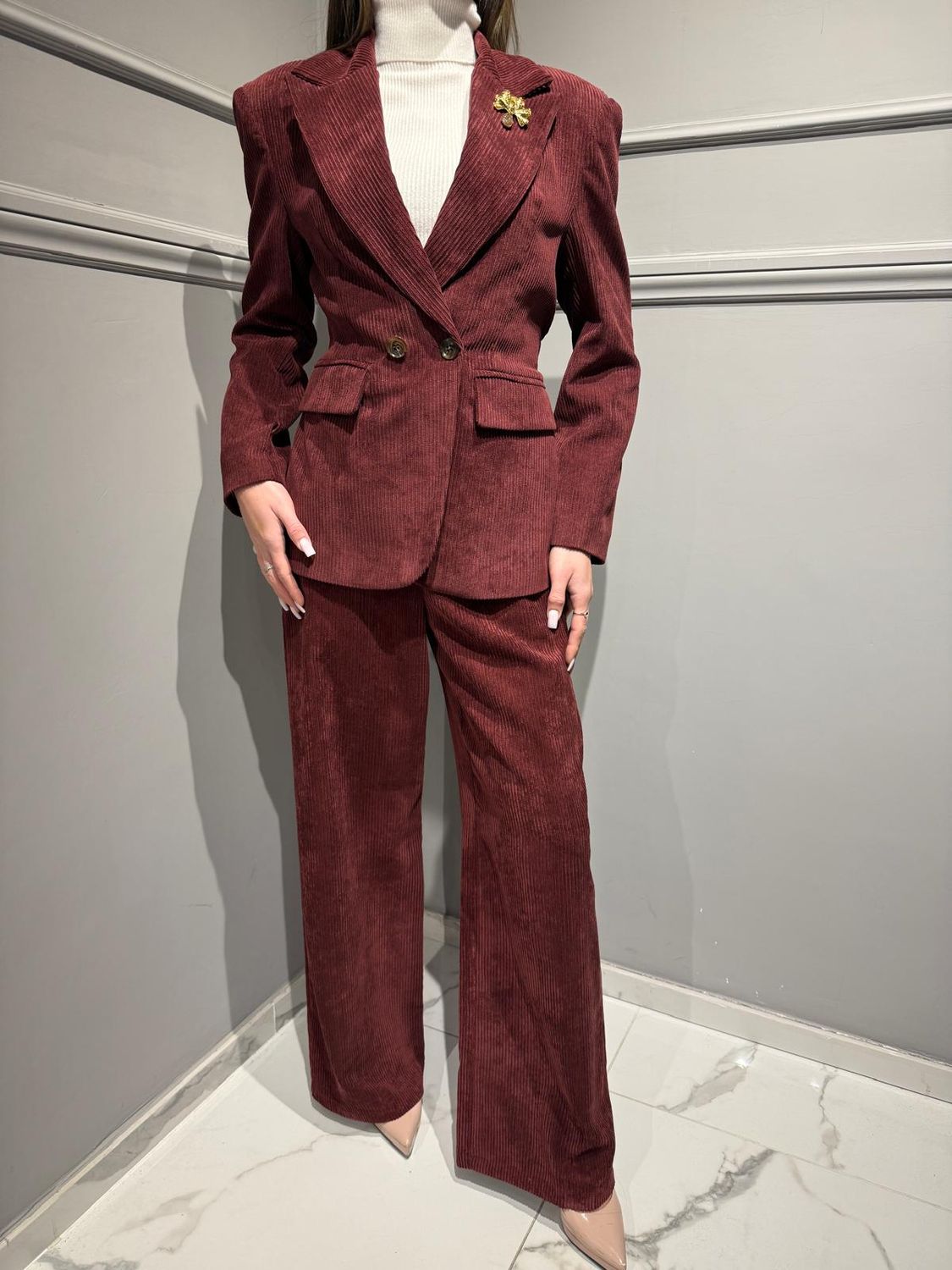 MOTEL - Giacca in velluto con spilla e martingala dietro Bordeaux - 26B1287 MOTEL - Giacca in velluto con spilla e martingala dietro Bordeaux - 26B1287