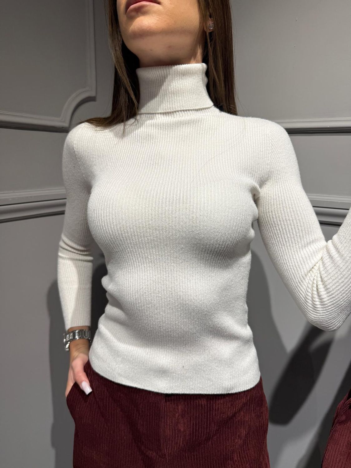 VICOLO - Maglia a costine elasticizzata con collo alto Panna - 77314F