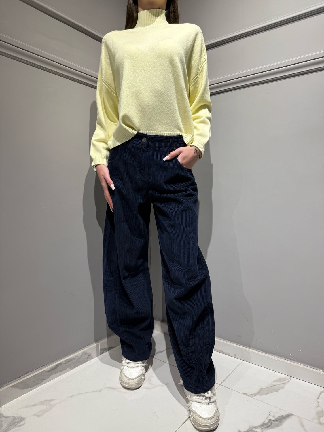 MOTEL - pantalone modella a banana in velluto a coste con elastico dietro W25PB42 blu