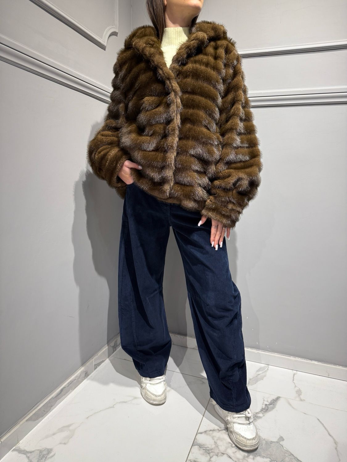 TENSIONE IN - giacca con cappuccio in pelliccia ecologica W25JB86 moro