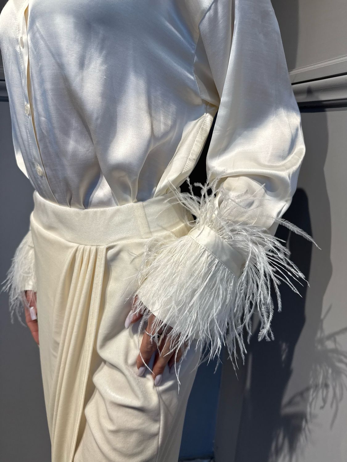 TENSIONE IN - camicia in raso con piume W25CC31 panna