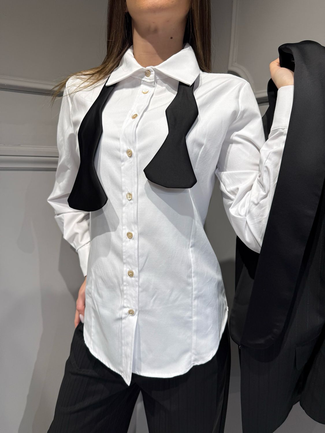 TENSIONE IN - camicia in cotone avvitata con pences e papillon 38099 bianco