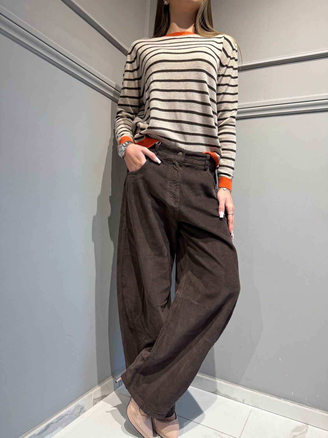 TENSIONE IN - Maglia a scatoletta scollata a barca con riga arancione Moro/Beige - 10848-AI25