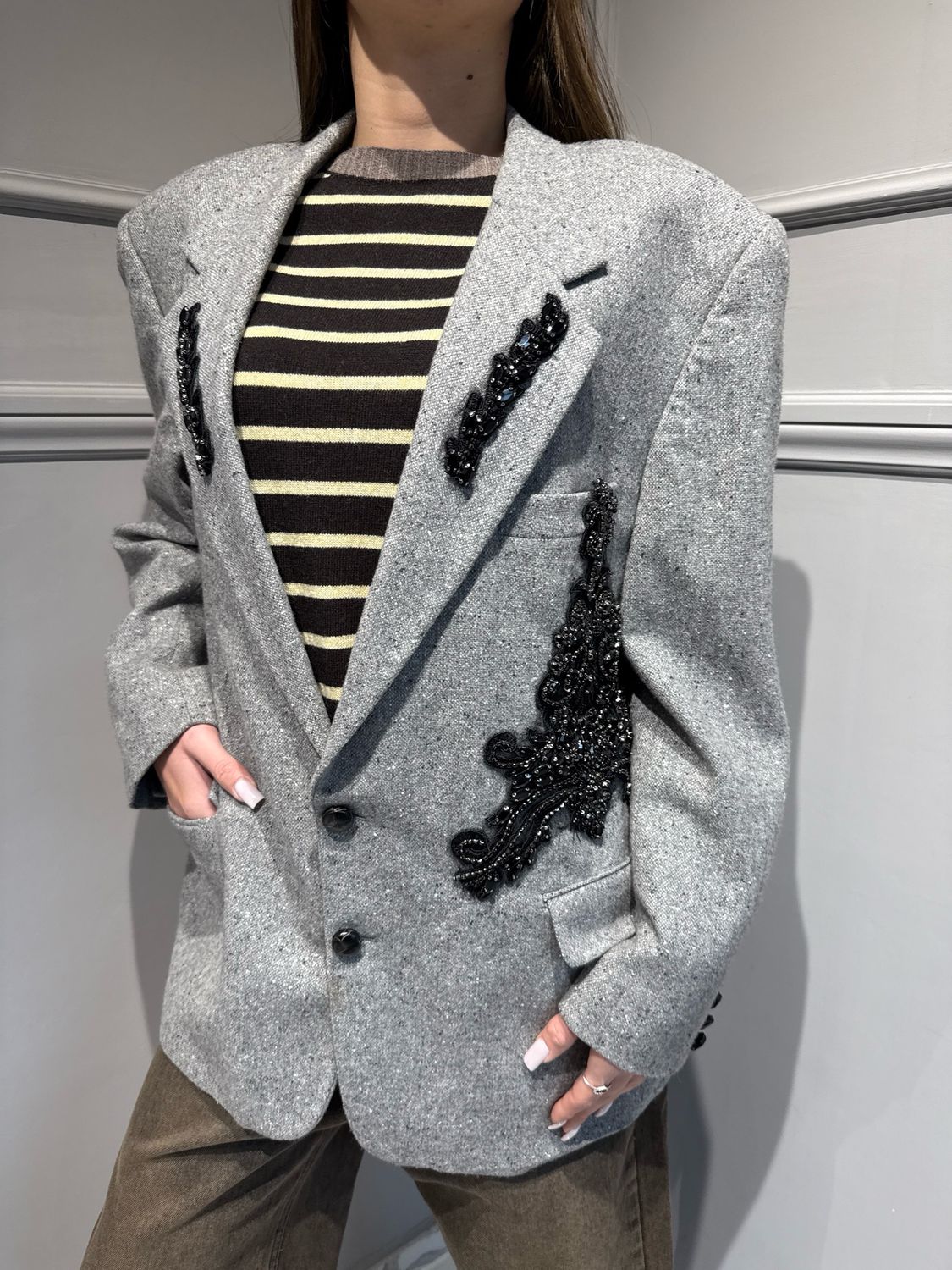 Tensione In - giacca vintage over con ricami e paillettes grigio/nero