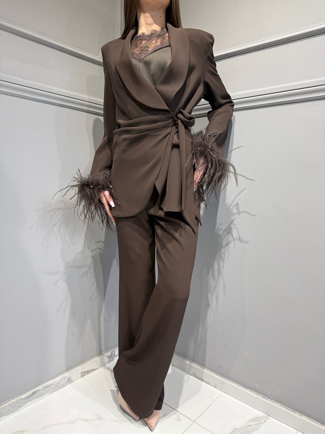Tensione In - giacca incrociata in tessuto fluido con boa piume+ pantalone a zampa cioccolato 37747 e 37748