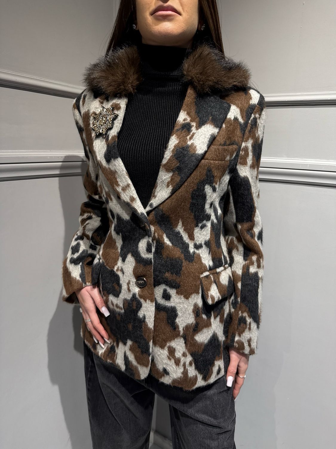 MOTEL - giacca con collo in pelliccia rimovibile W25J624 fantasia mucca moro/neo/grigio