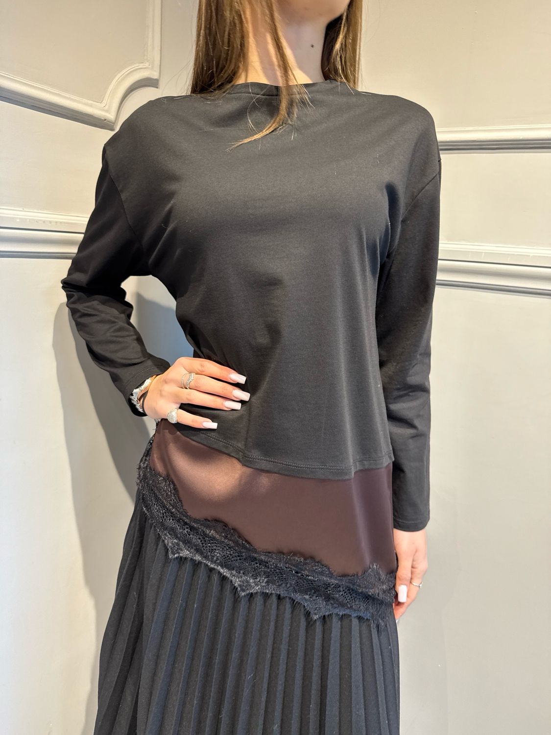 TENSIONE IN - t- shirt over con inserti in raso e pizzo FW250098 nero/moro