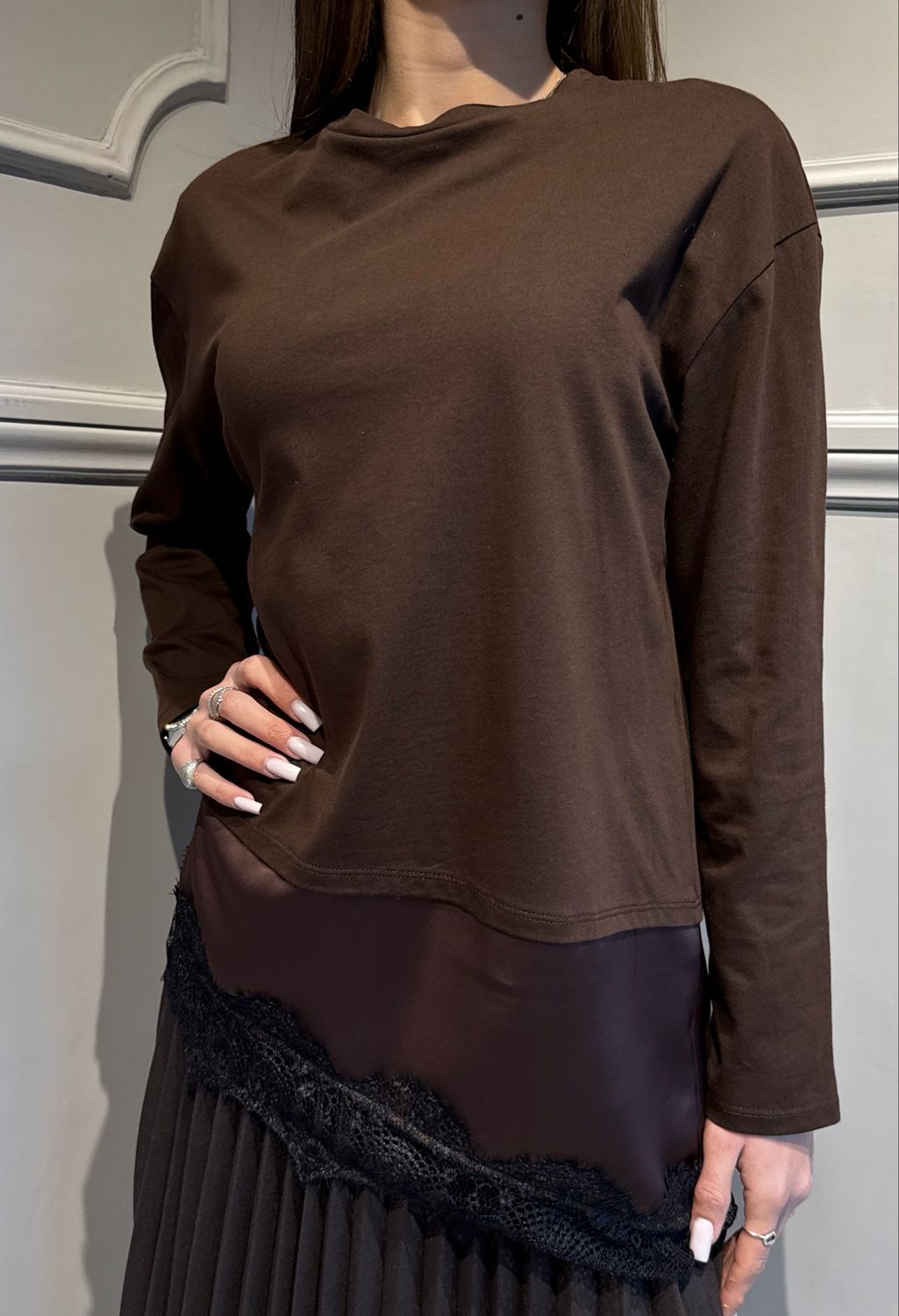 TENSIONE IN - t-shirt con inserto in raso e pizzo FE250098 moro/nero