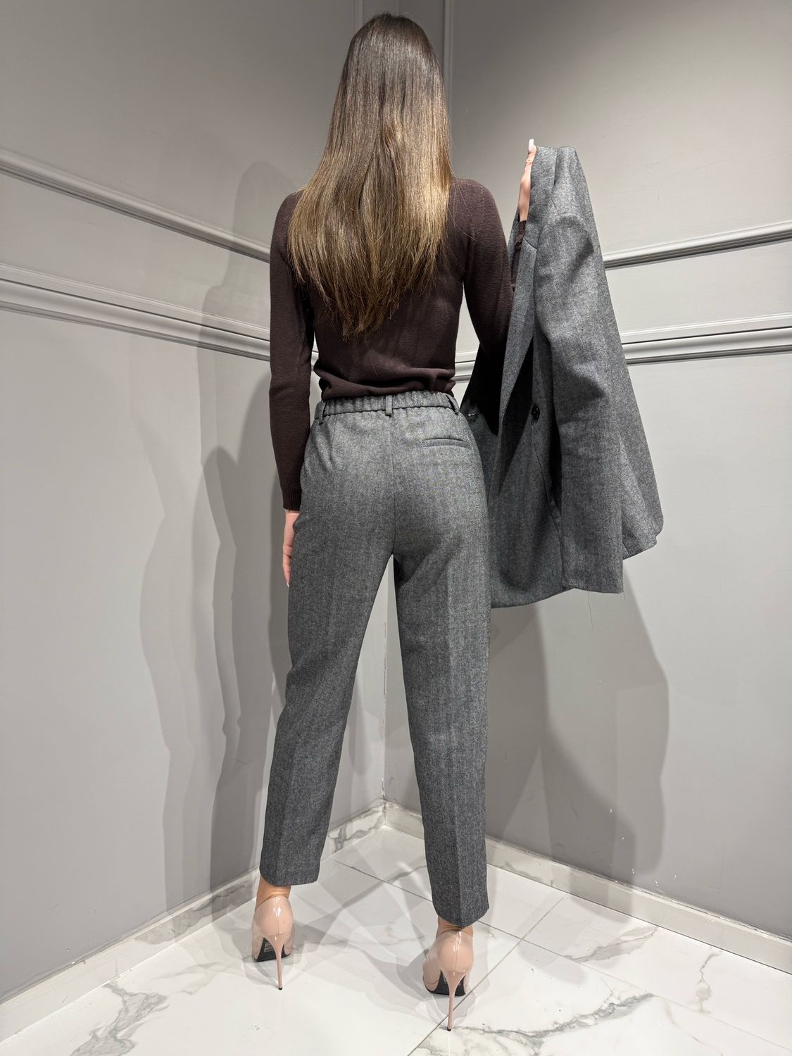VICOLO - pantalone carrot elastico dietro spigato TF2096 grigio/nero