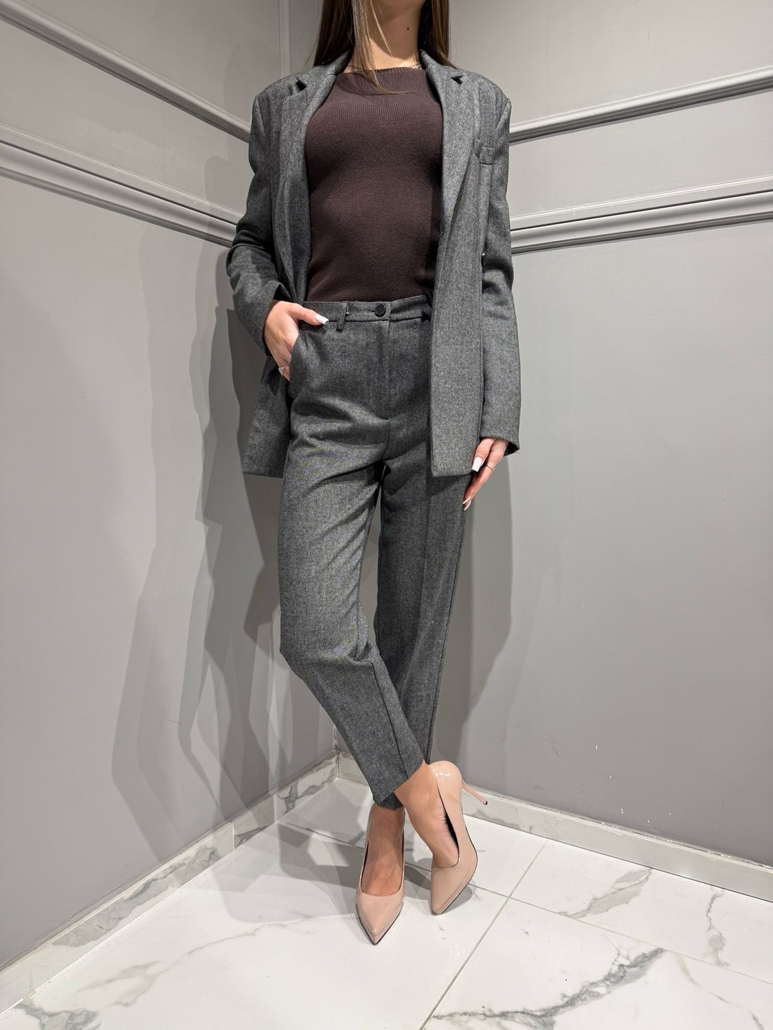 VICOLO - pantalone carrot elastico dietro spigato TF2096 grigio/nero