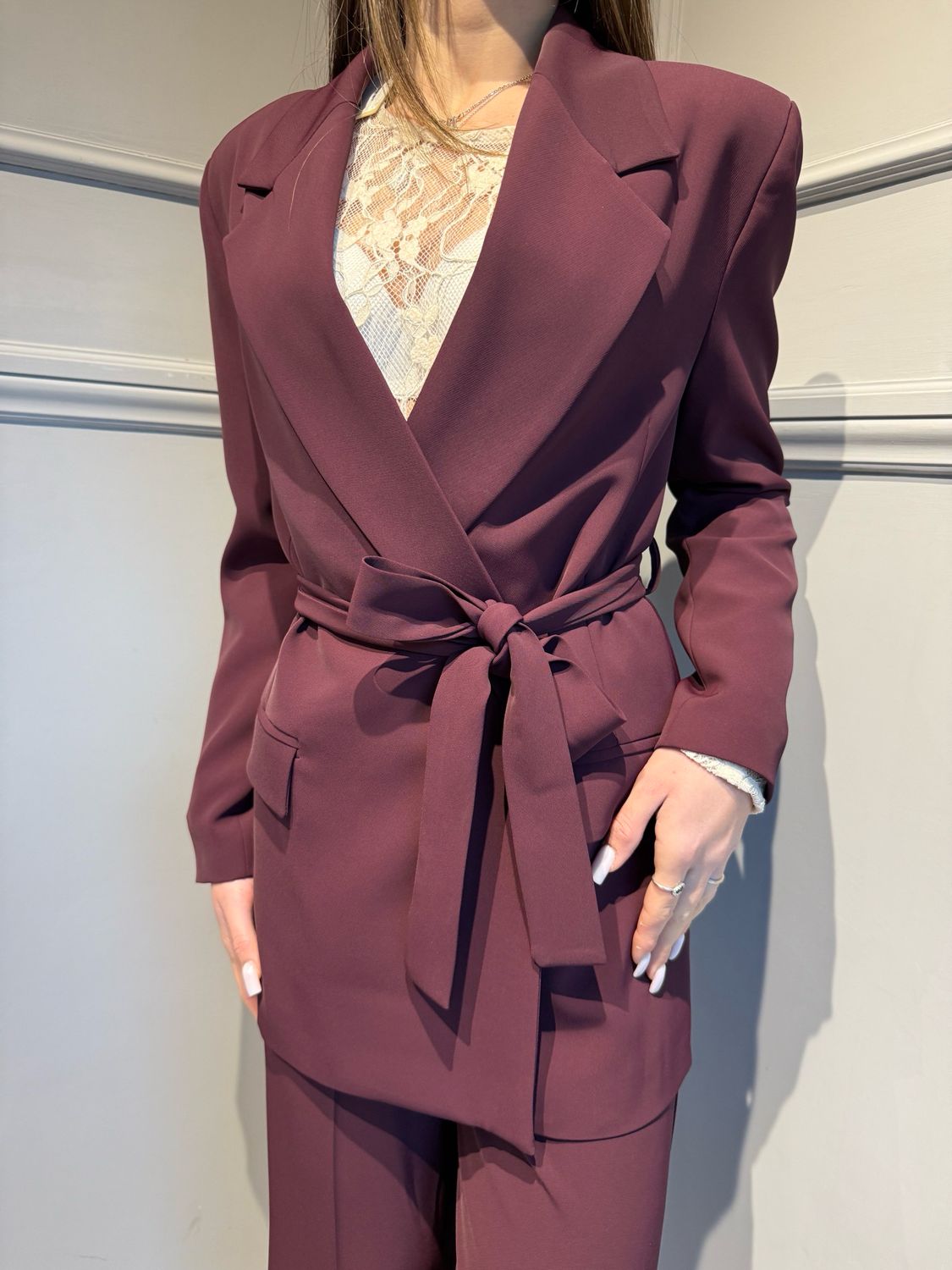 VICOLO - giacca fluida over con spacco dietro e cintura TF0358 bordeaux