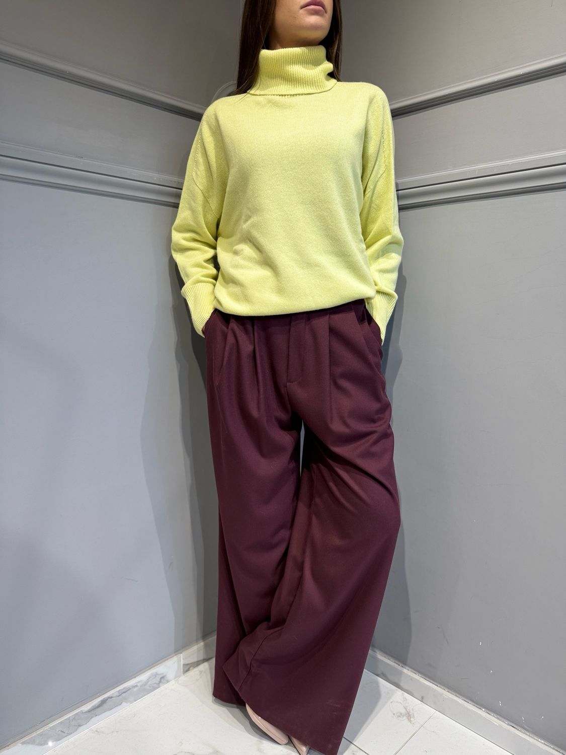 VICOLO - pantalone in flanella a palazzo con pences TF1910 bordeaux