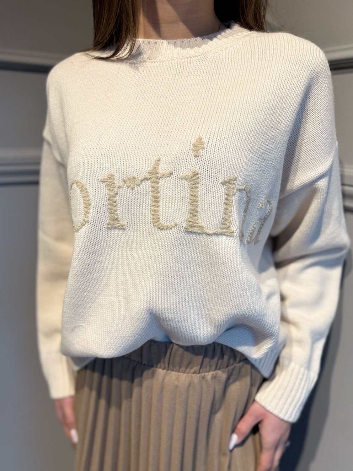 TENSIONE IN - maglia a scatoletta girocollo con scritta cortina W5HMJ99A400CO panna/oro