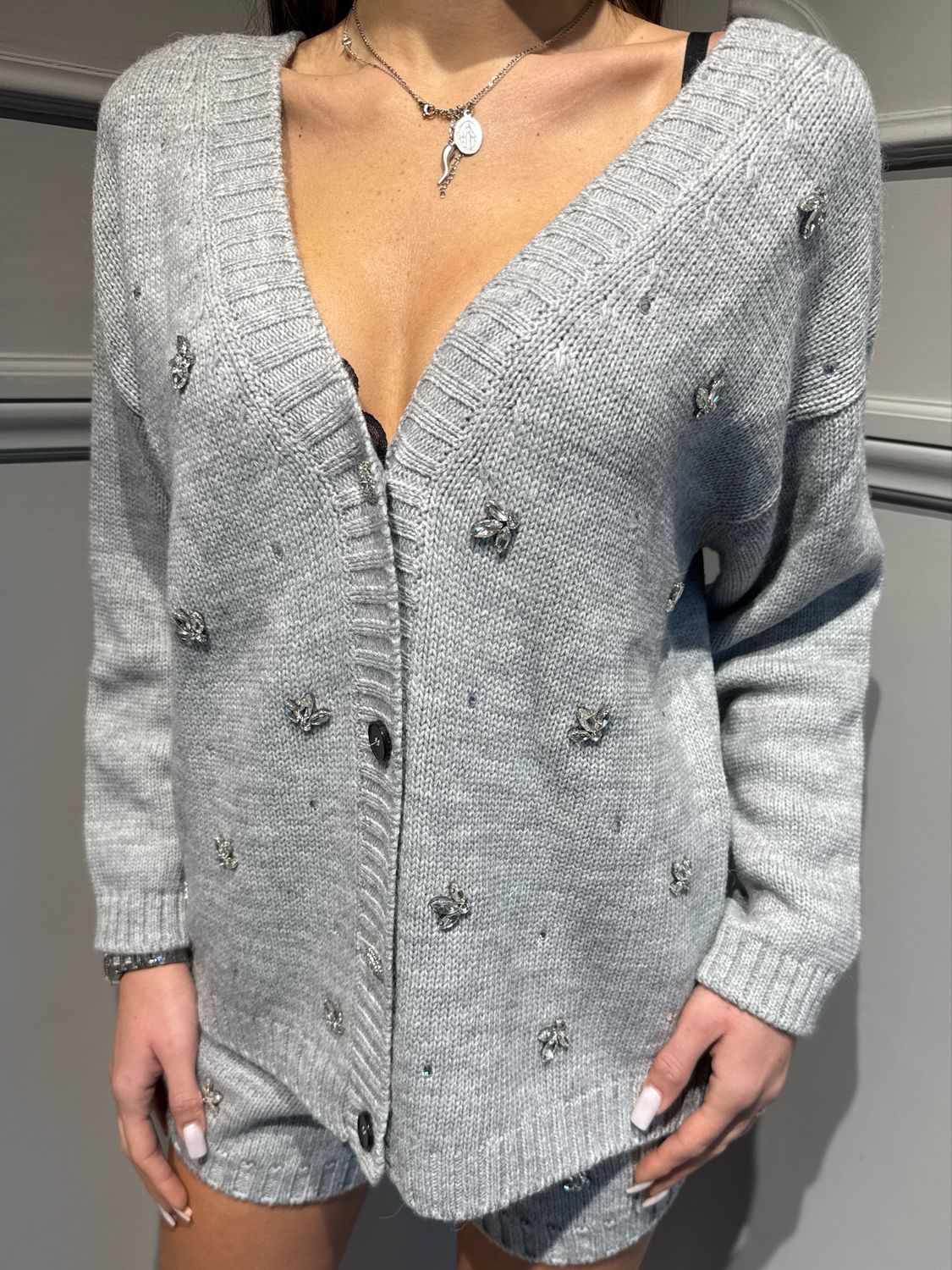 VICOLO - cardigan con pietre e bottoni dietro 55253F grigio
