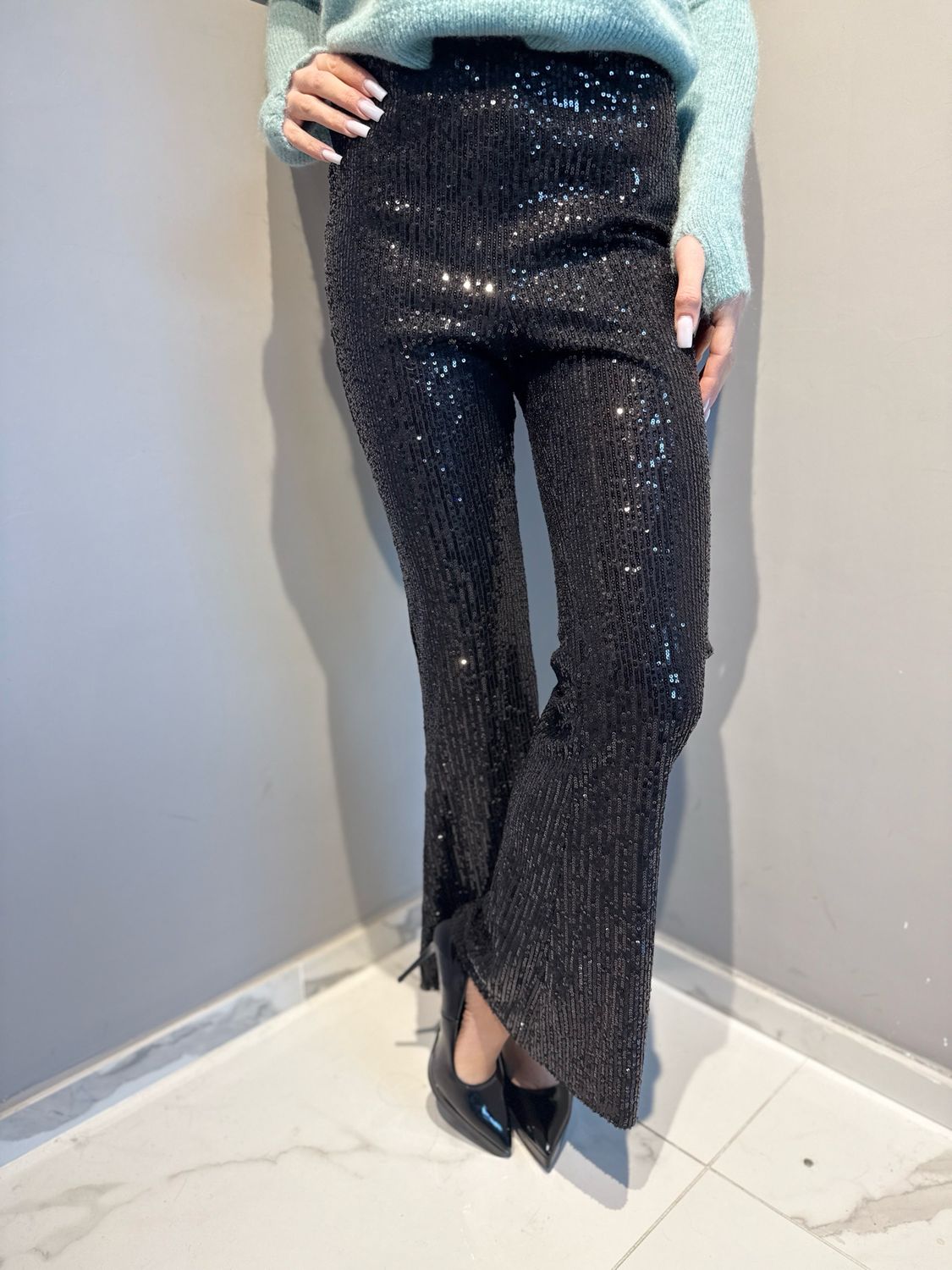 VICOLO - pantalone a zampa in paillettes nero
