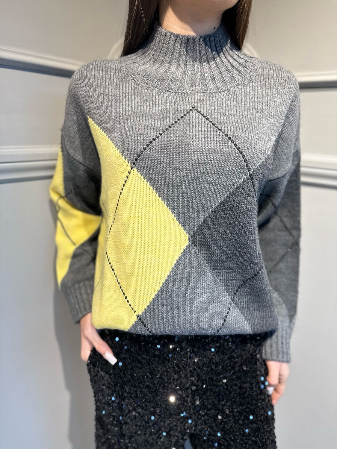 MOTEL - maglia collo cratere a rombi a scatoletta D82077 grigio/giallo/oro