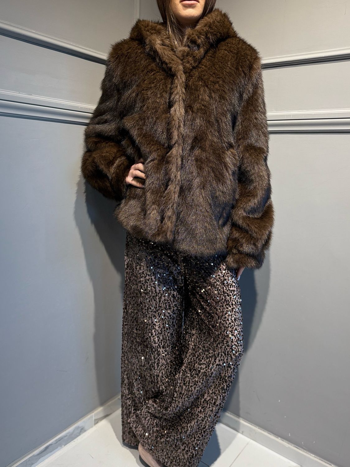 TENSIONE IN - giacca con cappuccio in pelliccia ecologica W25JC83 moro