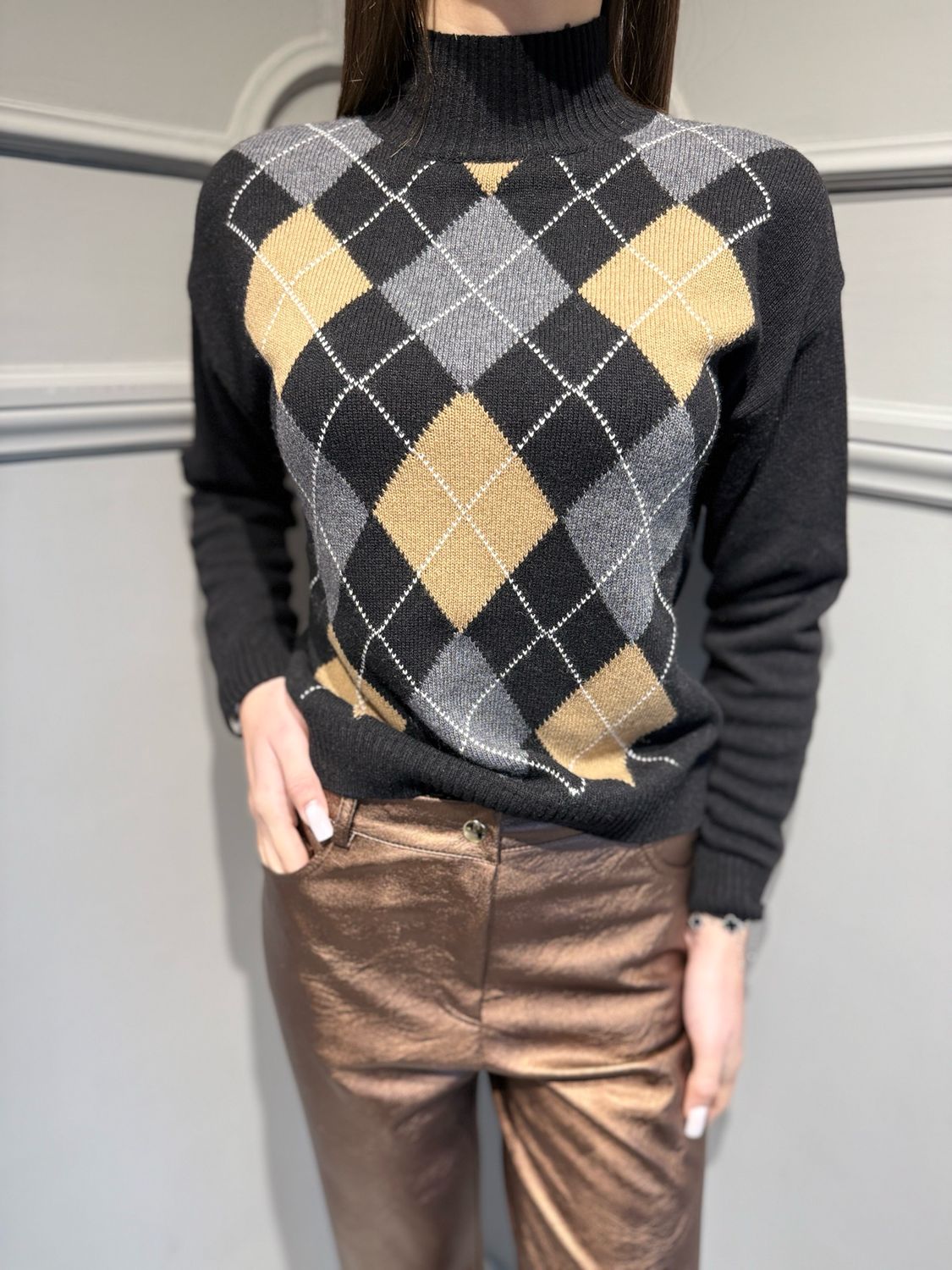 MOTEL - maglia a lupetto a rombi D82058 nero/camel/grigio