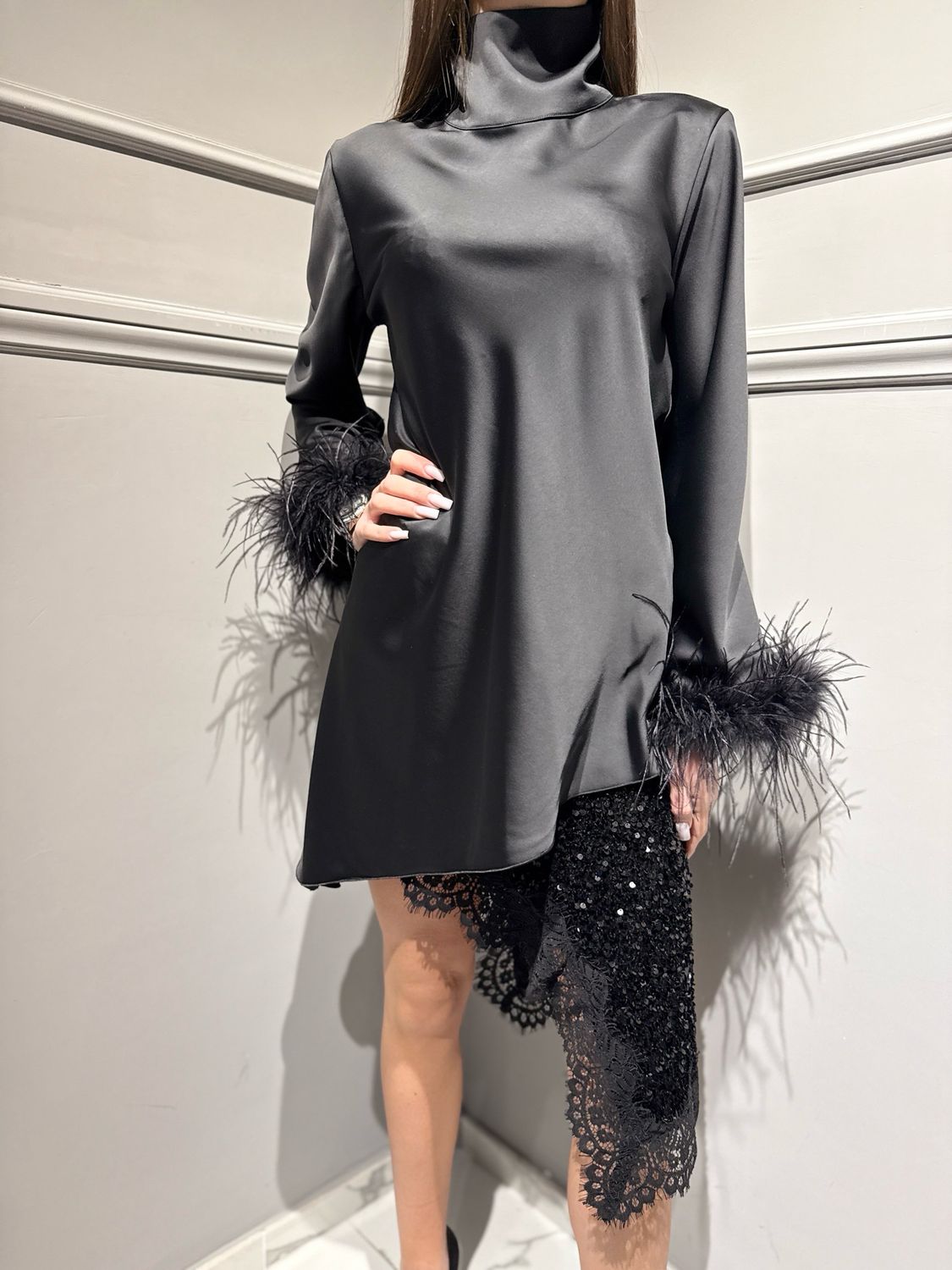 MOTEL - blusa in raso e piume 38165G nero