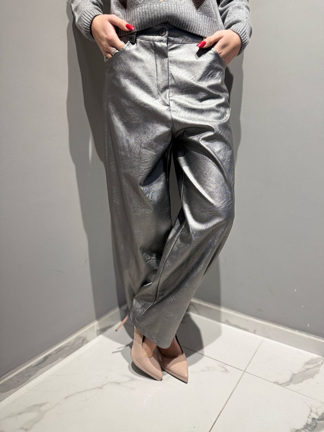 TENSIONE IN - pantalone in ecopelle laminata modello Baloon 26P1271 piombo