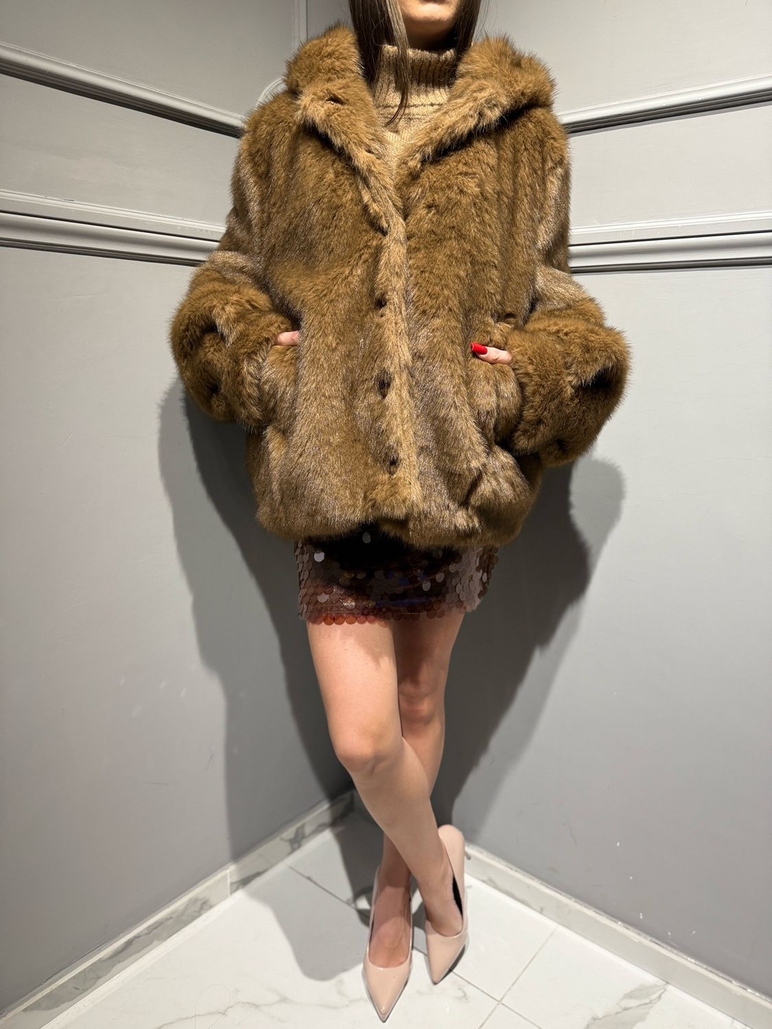 TENSIONE IN - giacca con cappuccio in pelliccia ecologica W25JC83 tabacco