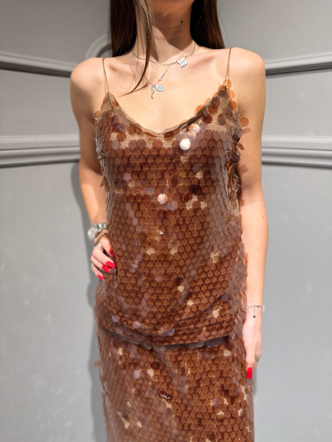 TENSIONE IN - top con maxi paillettes 38315 fango