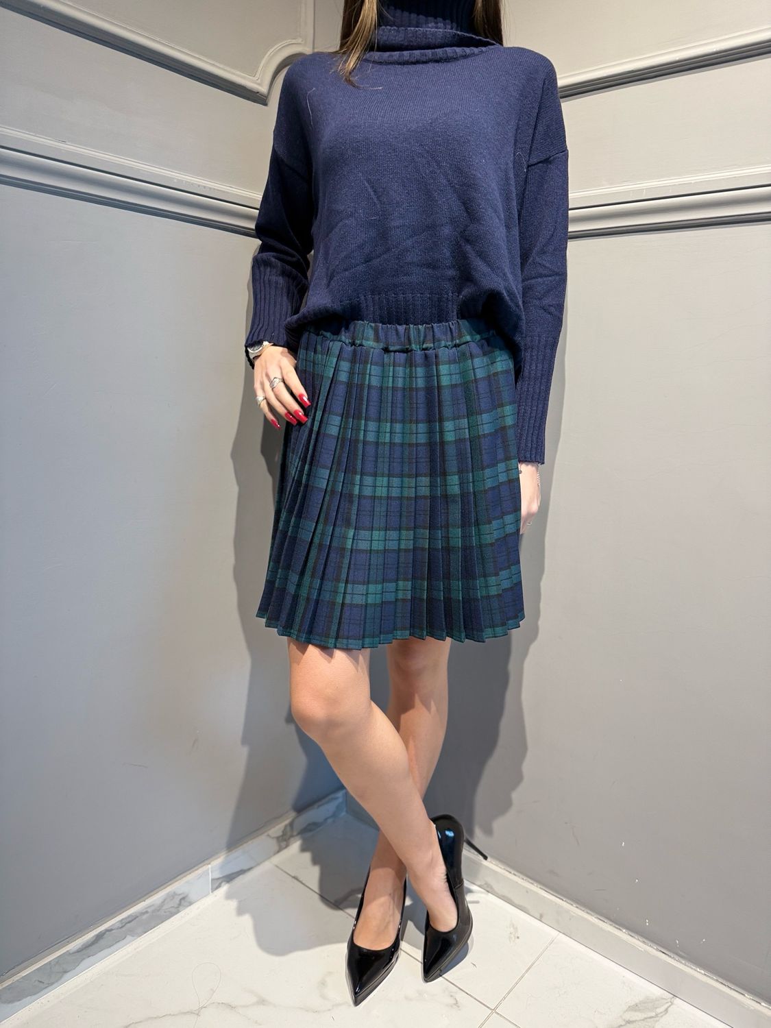 TENSIONE IN - maglia a scatoletta a dolcevita over blu