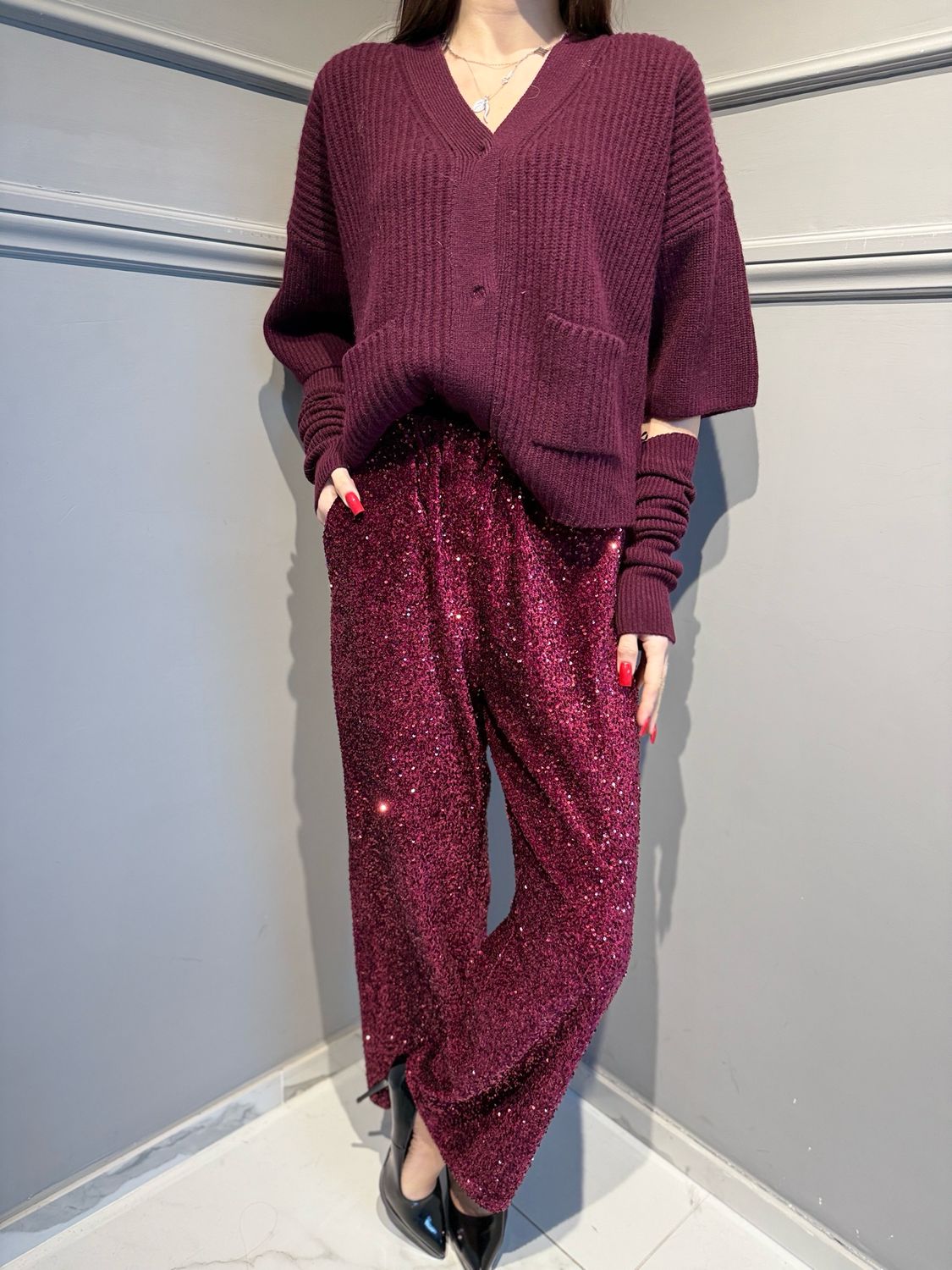 TENSIONE IN - pantaloni in paillettes con elastico in vista e tasche laterali bordeaux