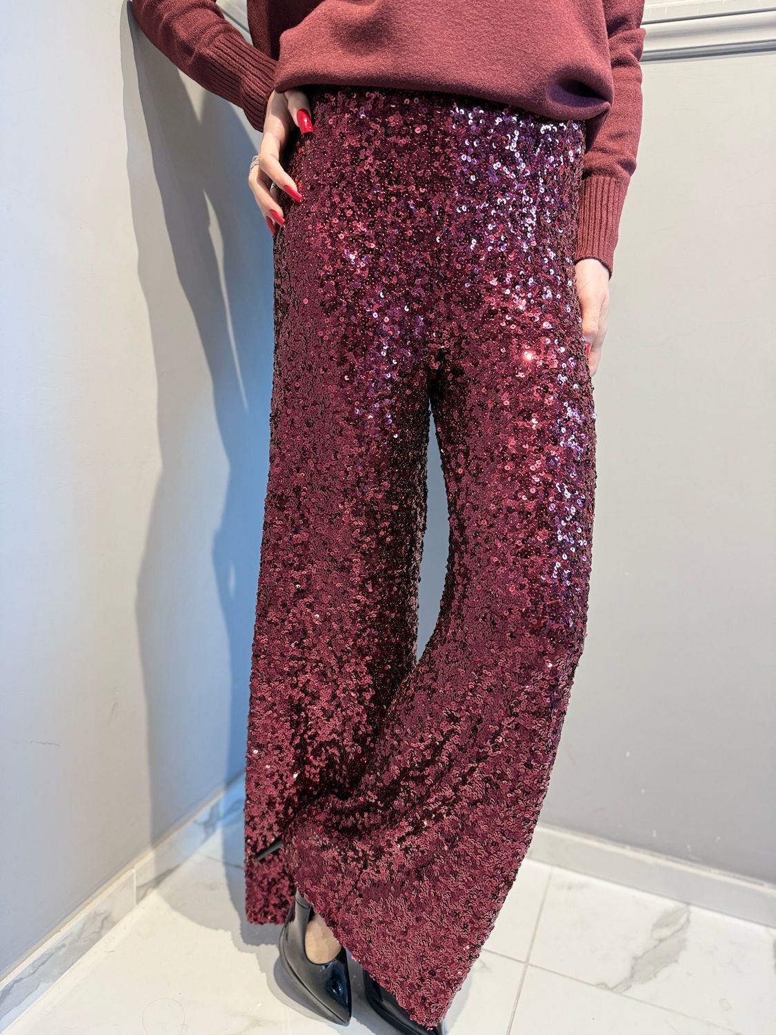 TENSIONE IN - pantalone palazzo con elastico in vita in paillettes bordeaux