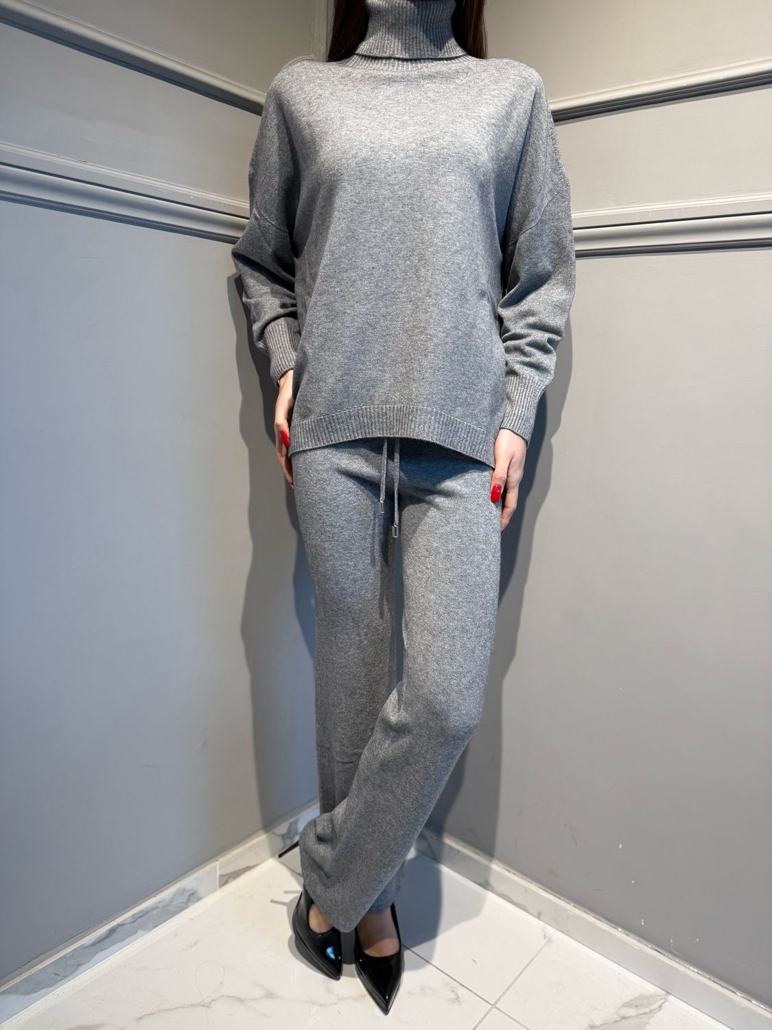 HAVE ONE - completo in maglia con pantalone a zampa e maglia lupetto più lunga dietro HMG- P018 grigio