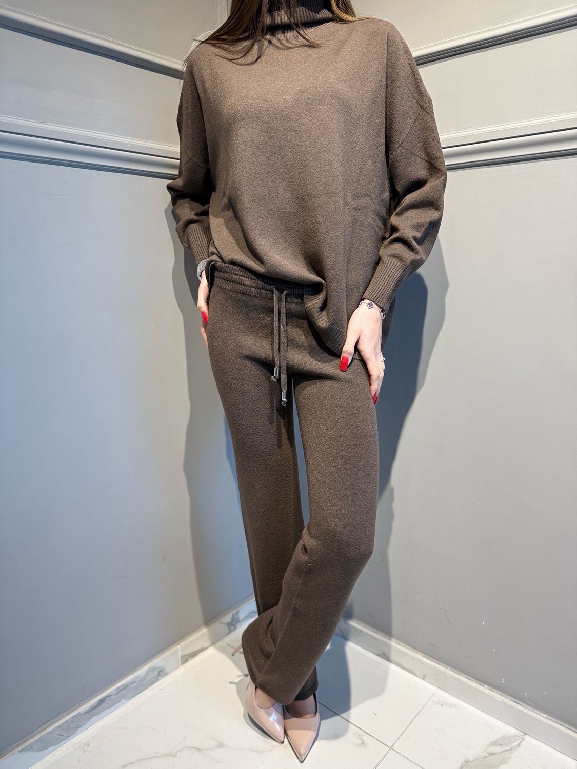 HAVE ONE - completo in maglia con maglia più lunga dietro a lupetto e pantalone a zampa con laccio HMG-P018 moro