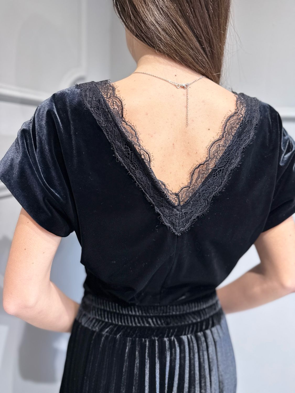 MOTEL - blusa in velluto elasticizzato con spalline e pizzo nero