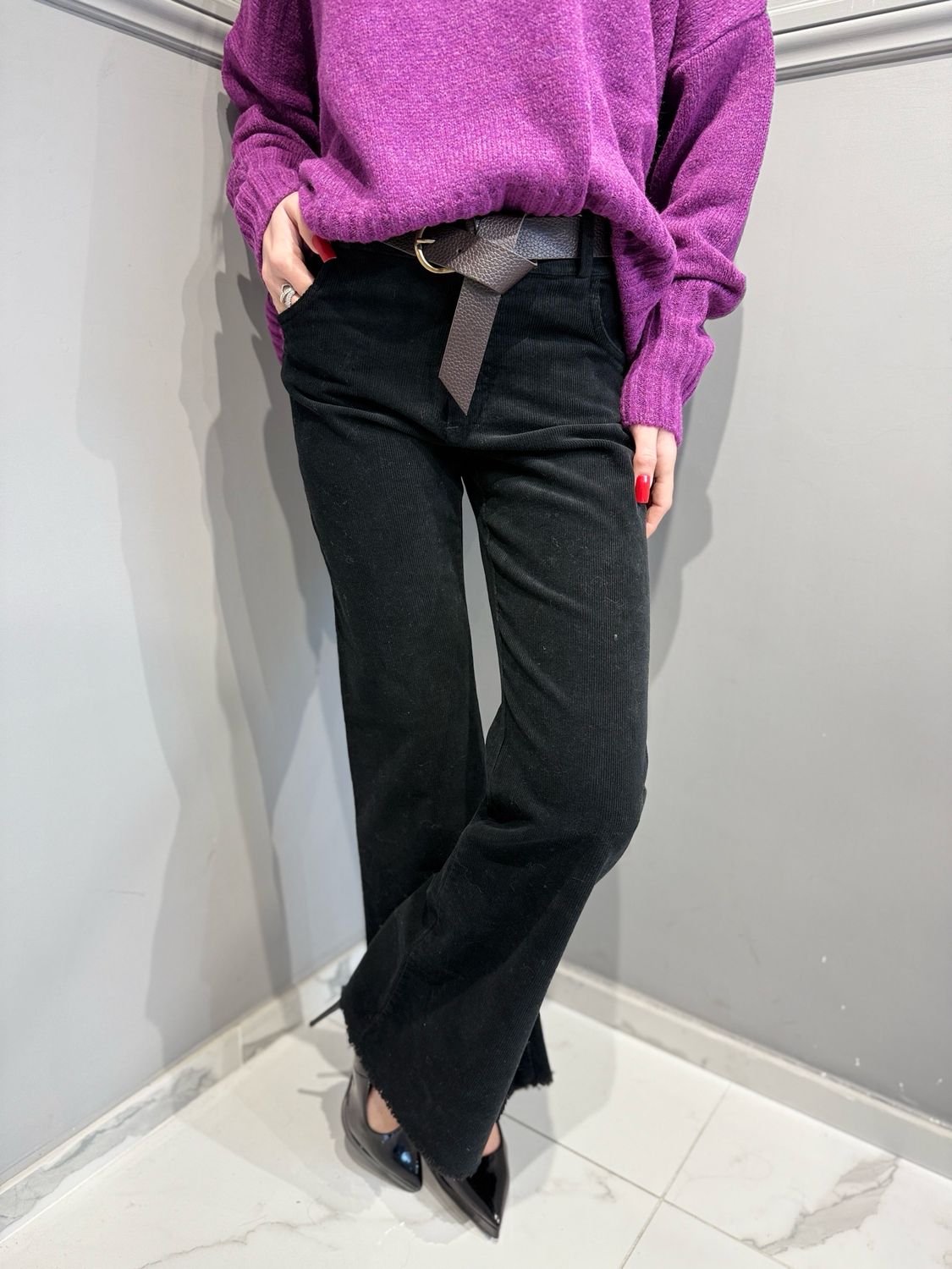 MOTEL- pantalone in velluto elasticizzato a costine a zampa nero