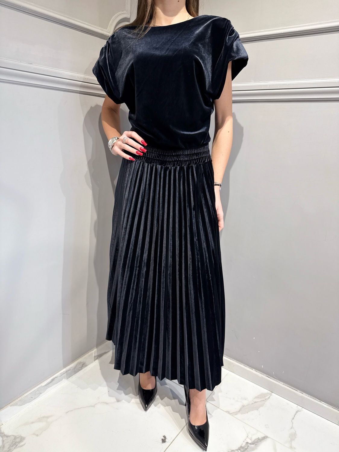 MOTEL - gonna lunga in velluto elasticizzato plisse con elastico in vita nero