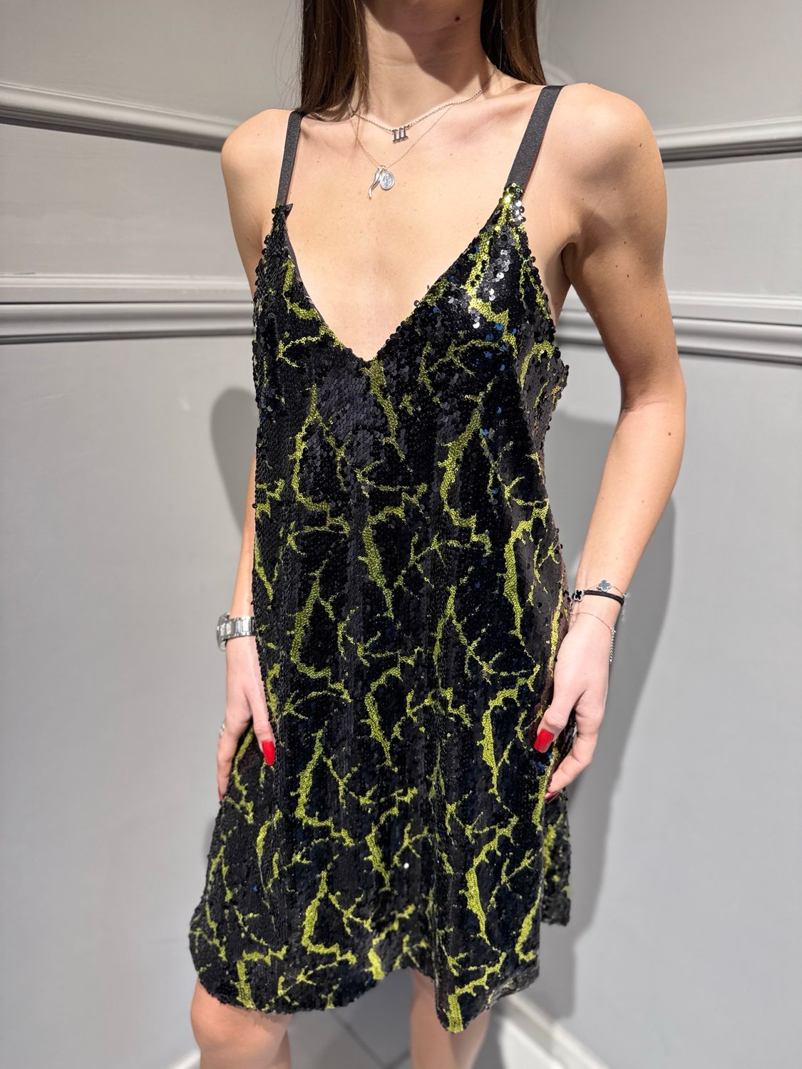 Abito corto in paillettes svasato lime/nero