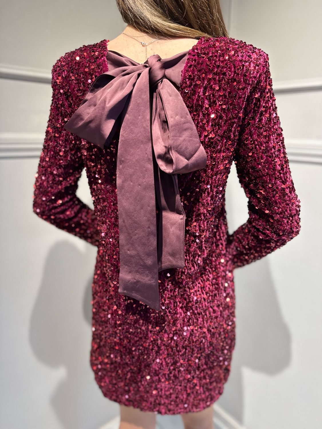 TENSIONE IN - abito a sacchetto in paillettes con fiocco in raso dietro bordeaux